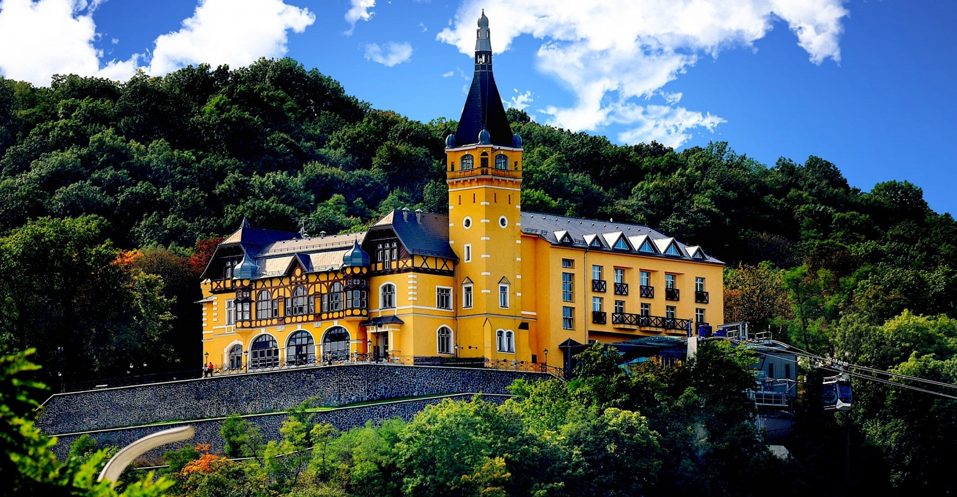 Panorama Ústí nad Labem s výhledovou budovou nad městem